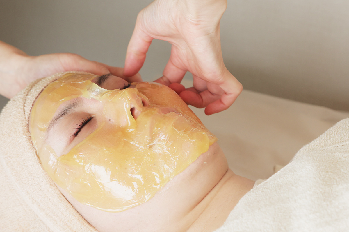 初めての方も安心、パッチテストで安全を確認してから施術へ